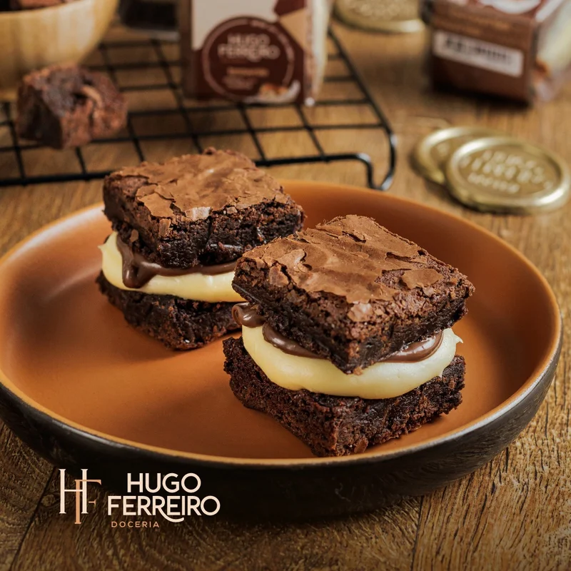 Brownie artesanal recheado com camadas cremosas