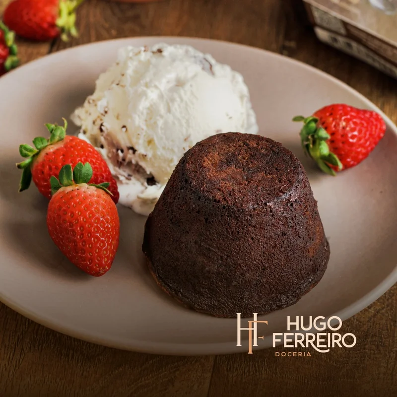 Petit Gateau servido com sorvete e morangos frescos
